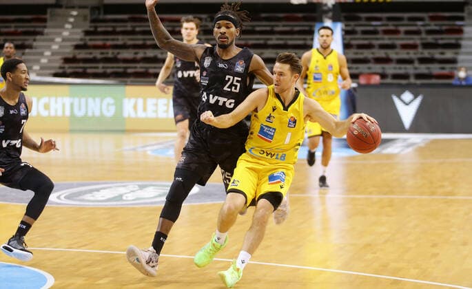 Ludwigsburg , Basketball easyCredit BBL Bundesliga , MHP RIESEN Ludwigsburg vs. Hamburg Towers , von links: Terry Allen ( Towers ) Jordan Hulls ( Riesen )