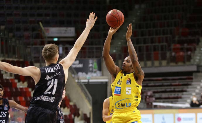 Ludwigsburg , Basketball easyCredit BBL Bundesliga , MHP RIESEN Ludwigsburg vs. Hamburg Towers , von links: Justus Hollatz ( Towers ) Barry Brown ( Riesen )