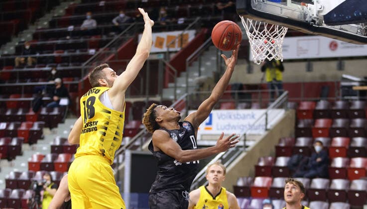 Ludwigsburg , Basketball easyCredit BBL Bundesliga , MHP RIESEN Ludwigsburg vs. Hamburg Towers , von links: Jonas Wohlfarth-Bottermann ( Riesen ) T.J.Shorts ( Towers )