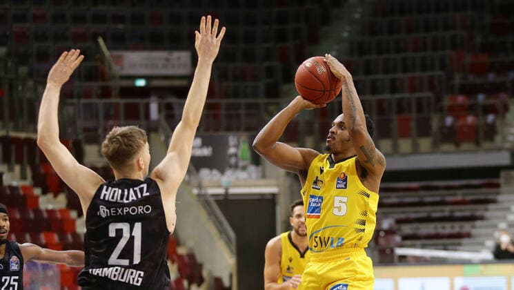 Ludwigsburg , Basketball easyCredit BBL Bundesliga , MHP RIESEN Ludwigsburg vs. Hamburg Towers , von links: Justus Hollatz ( Towers ) Barry Brown ( Riesen )