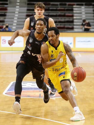 Ludwigsburg , Basketball easyCredit BBL Bundesliga , MHP RIESEN Ludwigsburg vs. Hamburg Towers , von links: Kameron Taylor Towers ) Barry Brown ( Riesen )