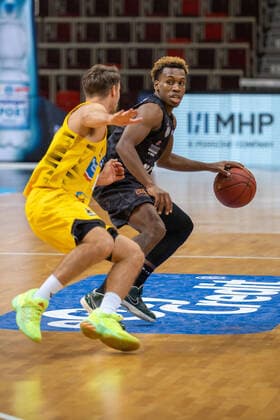 Jordan Hulls (MHP Riesen Ludwigsburg, 1) TJ Shorts (Hamburg Towers, 0) ¨¨¨MHP Riesen Ludwigsburg vs. Hamburg Towers, Basketball, Bundesliga, easy credit BBL, Spieltag 11, Spielzeit 2020 2021, 29.12.2020, ¨¨ MHP Riesen Ludwigsburg vs. Hamburg Towers, Basketball, Bundesliga, easy credit BBL, Spieltag 11, Spielzeit 2020 2021, 29.12.2020 Ludwigsburg Copyright: xNinaxSander xEibnerxPressefotoxIx EP_NSR