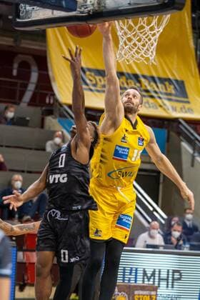 TJ Shorts (Hamburg Towers, 0), Jonas Wohlfahrt-Bott (MHP Riesen Ludwigsburg, 18) ¨¨¨MHP Riesen Ludwigsburg vs. Hamburg Towers, Basketball, Bundesliga, easy credit BBL, Spieltag 11, Spielzeit 2020 2021, 29.12.2020, ¨¨ MHP Riesen Ludwigsburg vs. Hamburg Towers, Basketball, Bundesliga, easy credit BBL, Spieltag 11, Spielzeit 2020 2021, 29.12.2020 Ludwigsburg Copyright: xNinaxSander xEibnerxPressefotoxIx EP_NSR