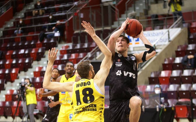 Ludwigsburg , Basketball easyCredit BBL Bundesliga , MHP RIESEN Ludwigsburg vs. Hamburg Towers , von links: Jonas Wohlfarth-Bottermann ( Riesen ) Maik Kotsar ( Towers )