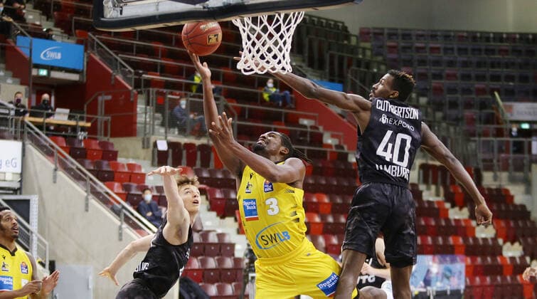Ludwigsburg , Basketball easyCredit BBL Bundesliga , MHP RIESEN Ludwigsburg vs. Hamburg Towers , von links: Jaleen Smith ( Riesen ) Zac Cathbertson ( Towers )