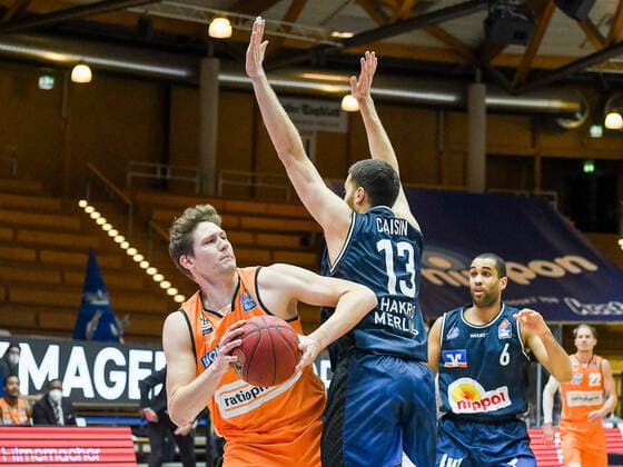 Jamuni McNeace (HAKRO Merlins Crailsheim) am Korb gegen Isaiah Wilkins (Ratiopharm Ulm), GER, HAKRO Merlins Crailsheim vs. Ratiopharm Ulm, 29.12.2020, 10. Spieltag easycredit Basketball Bundesliga, Spielzeit 2020 2021. GER, HAKRO Merlins Crailsheim vs. Ratiopharm Ulm, 29.12.2020, 10. Spieltag easycredit Basketball Bundesliga, Spielzeit 2020 2021 Crailsheim Copyright: xEibnerxPressefoto MichaelxMemmlex EP_MMR