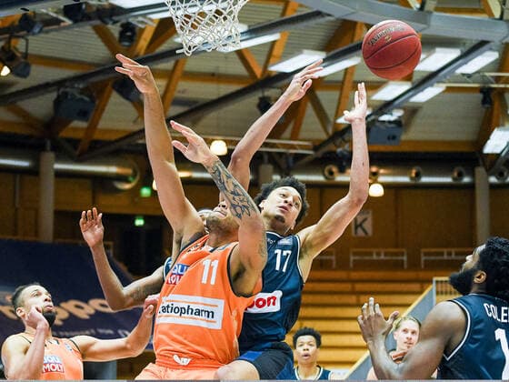 Jamuni McNeace (HAKRO Merlins Crailsheim) am Korb gegen Isaiah Wilkins (Ratiopharm Ulm), GER, HAKRO Merlins Crailsheim vs. Ratiopharm Ulm, 29.12.2020, 10. Spieltag easycredit Basketball Bundesliga, Spielzeit 2020 2021. GER, HAKRO Merlins Crailsheim vs. Ratiopharm Ulm, 29.12.2020, 10. Spieltag easycredit Basketball Bundesliga, Spielzeit 2020 2021 Crailsheim Copyright: xEibnerxPressefoto MichaelxMemmlex EP_MMR