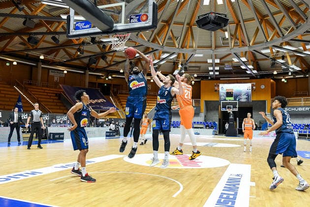 Jamuni McNeace (HAKRO Merlins Crailsheim) am Korb gegen Isaiah Wilkins (Ratiopharm Ulm), GER, HAKRO Merlins Crailsheim vs. Ratiopharm Ulm, 29.12.2020, 10. Spieltag easycredit Basketball Bundesliga, Spielzeit 2020 2021. GER, HAKRO Merlins Crailsheim vs. Ratiopharm Ulm, 29.12.2020, 10. Spieltag easycredit Basketball Bundesliga, Spielzeit 2020 2021 Crailsheim Copyright: xEibnerxPressefoto MichaelxMemmlex EP_MMR