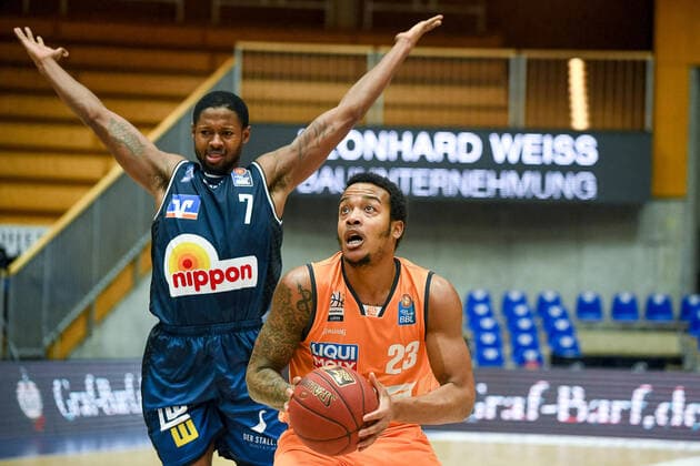 Jamuni McNeace (HAKRO Merlins Crailsheim) am Korb gegen Isaiah Wilkins (Ratiopharm Ulm), GER, HAKRO Merlins Crailsheim vs. Ratiopharm Ulm, 29.12.2020, 10. Spieltag easycredit Basketball Bundesliga, Spielzeit 2020 2021. GER, HAKRO Merlins Crailsheim vs. Ratiopharm Ulm, 29.12.2020, 10. Spieltag easycredit Basketball Bundesliga, Spielzeit 2020 2021 Crailsheim Copyright: xEibnerxPressefoto MichaelxMemmlex EP_MMR