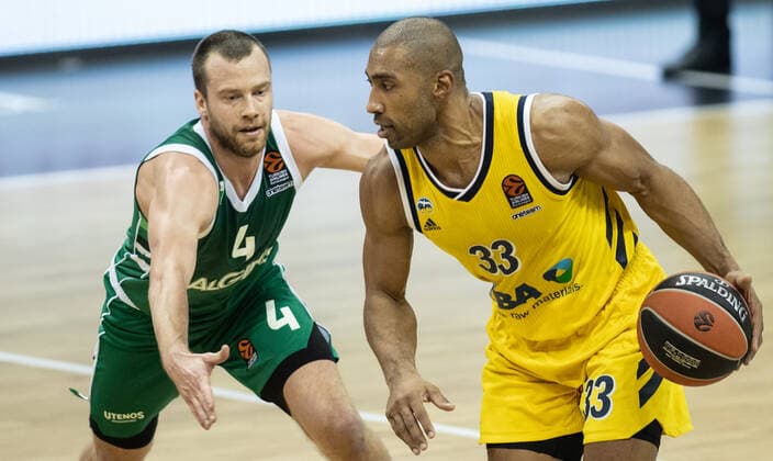 Basketball: Euroleague, Alba Berlin - Zalgiris Kaunas, Hauptrunde, 17. Spieltag, Mercedes-Benz Arena. Lukas Lekavicius (l) von Zalgiris Kaunas kaempft gegen ALBAs Jayson Granger um den Ball. ALBA Berlin - Zalgiris Kaunas