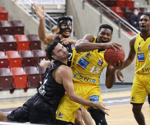 V.li. Maximilian Dileo (Hamburg), Yorman Polas Bartolo (Riesen) . MHP Riesen Ludwigsburg vs.Hamburg Towers . Basketball-Bundesliga 2020-2021. Ludwigsburg , GER, 29.12.2020,