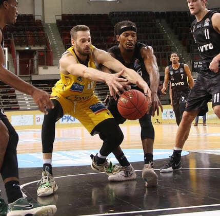 V.li. Jonas Wohlfarth-Bottermann (Riesen) , Terry Allen (Hamburg) . MHP Riesen Ludwigsburg vs.Hamburg Towers . Basketball-Bundesliga 2020-2021. Ludwigsburg , GER, 29.12.2020,