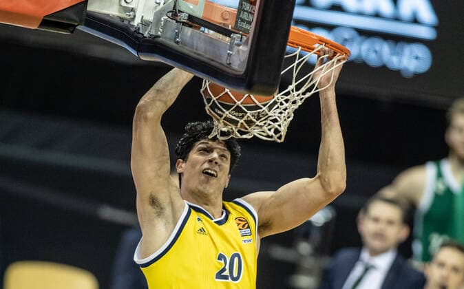 Basketball: Euroleague, Alba Berlin - Zalgiris Kaunas, Hauptrunde, 17. Spieltag, Mercedes-Benz Arena. ALBAs Simone Fontecchio legt den Ball in den Korb und haengt daran. ALBA Berlin - Zalgiris Kaunas