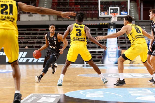 BBL easyCredit Basketball Bundesliga Saison 2020 2021 10. Spieltag am Dienstag, 29. Dezember 2020 in der MHPArena in Ludwigsburg: MHP RIESEN Ludwigsburg - Hamburg Towers v.l. Kameron Taylor ( Towers ), Jaleen Smith ( Ludwigsburg ), Elias Harris ( Ludwigsburg ) MHP RIESEN Ludwigsburg - Hamburg Towers
