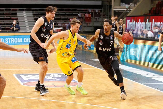 BBL easyCredit Basketball Bundesliga Saison 2020 2021 10. Spieltag am Dienstag, 29. Dezember 2020 in der MHPArena in Ludwigsburg: MHP RIESEN Ludwigsburg - Hamburg Towers v.l. Maik Kotsar ( Towers ), Jordan Hulls ( Ludwigsburg ), Kameron Taylor ( Towers ) MHP RIESEN Ludwigsburg - Hamburg Towers