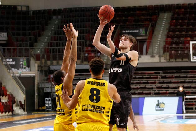 BBL easyCredit Basketball Bundesliga Saison 2020 2021 10. Spieltag am Dienstag, 29. Dezember 2020 in der MHPArena in Ludwigsburg: MHP RIESEN Ludwigsburg - Hamburg Towers v.l. Tremmell Darden ( Ludwigsburg ), Elias Harris ( Ludwigsburg ), Maik Kotsar ( Towers ) MHP RIESEN Ludwigsburg - Hamburg Towers