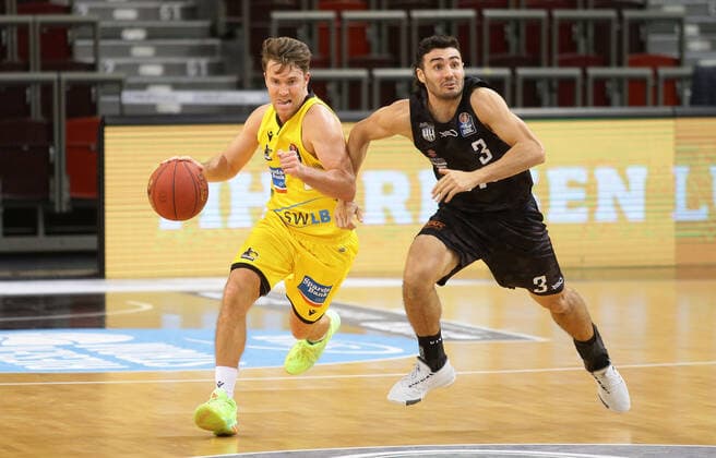 Ludwigsburg , Basketball easyCredit BBL Bundesliga , MHP RIESEN Ludwigsburg vs. Hamburg Towers , von links: Jordan Hulls ( Riesen ) Jordan Swing ( towers )