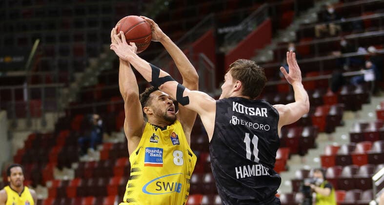 Ludwigsburg , Basketball easyCredit BBL Bundesliga , MHP RIESEN Ludwigsburg vs. Hamburg Towers , von links: Elias harris ( Riesen ) Maik Kotsar ( Towers )