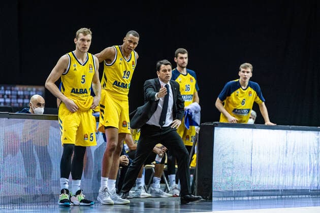 Basketball Berlin 29.12.2020 Saison 2020 2021 Euroleague Regular Season Round 17 Alba Berlin vs Zalgiris Kaunas Israel Gonzalez (Alba Berlin, Assistenztrainer) als Cheftrainer, da der headcoach krankheitsbedingt ausfällt