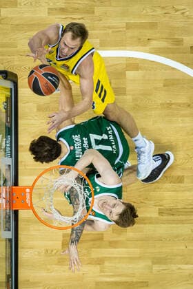 Basketball Berlin 29.12.2020 Saison 2020 2021 Euroleague Regular Season Round 17 Alba Berlin vs Zalgiris Kaunas Luke Sikma (Alba Berlin, No.43) Joffrey Lauvergne (Kaunas, No.77) Marius Grigonis (Kaunas, No.40)