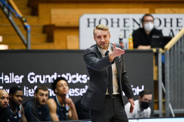 Trainer Tuomas Iisalo (HAKRO Merlins Crailsheim) gibt Anweisungen, GER, HAKRO Merlins Crailsheim vs. Ratiopharm Ulm, 29.12.2020, 10. Spieltag easycredit Basketball Bundesliga, Spielzeit 2020 2021. GER, HAKRO Merlins Crailsheim vs. Ratiopharm Ulm, 29.12.2020, 10. Spieltag easycredit Basketball Bundesliga, Spielzeit 2020 2021 Crailsheim Copyright: xEibnerxPressefoto MichaelxMemmlerx EP_MMR