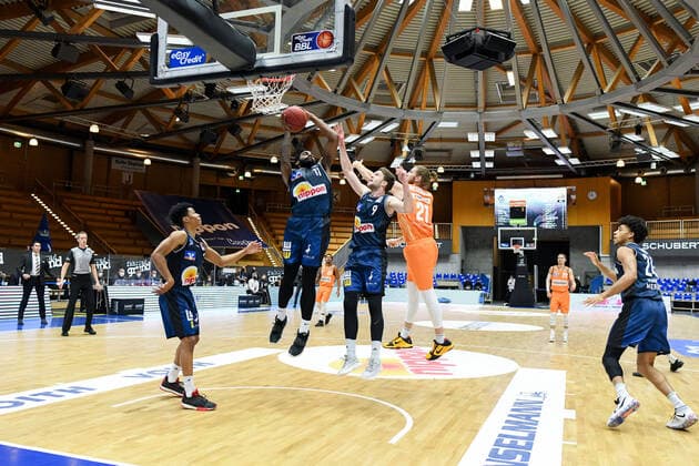 Tim Coleman (HAKRO Merlins Crailsheim) am Ball und Fabian Bleck (HAKRO Merlins Crailsheim) verteidigen gegen Dylan Osetkowski (Ratiopharm Ulm), GER, HAKRO Merlins Crailsheim vs. Ratiopharm Ulm, 29.12.2020, 10. Spieltag easycredit Basketball Bundesliga, Spielzeit 2020 2021. GER, HAKRO Merlins Crailsheim vs. Ratiopharm Ulm, 29.12.2020, 10. Spieltag easycredit Basketball Bundesliga, Spielzeit 2020 2021 Crailsheim Copyright: xEibnerxPressefoto MichaelxMemmlerx EP_MMR