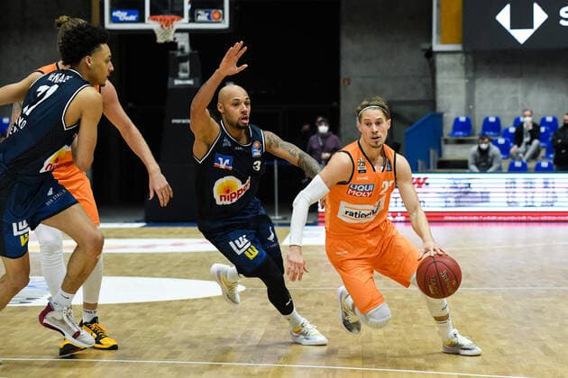 Thomas Klepeisz (Ratiopharm Ulm) im Zweikampf mit Maurice Stuckey (HAKRO Merlins Crailsheim), GER, HAKRO Merlins Crailsheim vs. Ratiopharm Ulm, 29.12.2020, 10. Spieltag easycredit Basketball Bundesliga, Spielzeit 2020 2021. GER, HAKRO Merlins Crailsheim vs. Ratiopharm Ulm, 29.12.2020, 10. Spieltag easycredit Basketball Bundesliga, Spielzeit 2020 2021 Crailsheim Copyright: xEibnerxPressefoto MichaelxMemmlerx EP_MMR