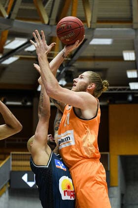 Dylan Osetkowski (Ratiopharm Ulm) am Korb gegen Maurice Stuckey (HAKRO Merlins Crailsheim), GER, HAKRO Merlins Crailsheim vs. Ratiopharm Ulm, 29.12.2020, 10. Spieltag easycredit Basketball Bundesliga, Spielzeit 2020 2021. GER, HAKRO Merlins Crailsheim vs. Ratiopharm Ulm, 29.12.2020, 10. Spieltag easycredit Basketball Bundesliga, Spielzeit 2020 2021 Crailsheim Copyright: xEibnerxPressefoto MichaelxMemmlerx EP_MMR