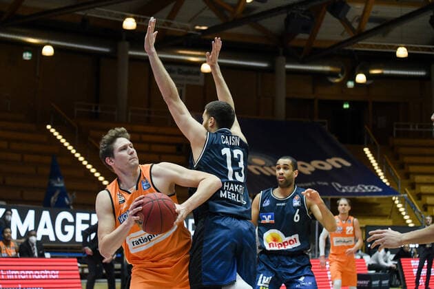 Patrick Heckmann (Ratiopharm Ulm) im Zweikampf mit Radii Caisin (HAKRO Merlins Crailsheim), GER, HAKRO Merlins Crailsheim vs. Ratiopharm Ulm, 29.12.2020, 10. Spieltag easycredit Basketball Bundesliga, Spielzeit 2020 2021. GER, HAKRO Merlins Crailsheim vs. Ratiopharm Ulm, 29.12.2020, 10. Spieltag easycredit Basketball Bundesliga, Spielzeit 2020 2021 Crailsheim Copyright: xEibnerxPressefoto MichaelxMemmlerx EP_MMR