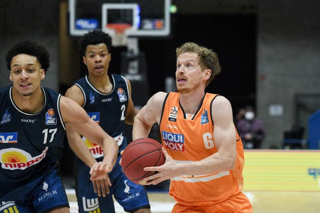 Per Guenther (Ratiopharm Ulm) im Zweikampf mit Jamuni McNeace (HAKRO Merlins Crailsheim), dahinter Trae Bell-Haynes (HAKRO Merlins Crailsheim), GER, HAKRO Merlins Crailsheim vs. Ratiopharm Ulm, 29.12.2020, 10. Spieltag easycredit Basketball Bundesliga, Spielzeit 2020 2021. GER, HAKRO Merlins Crailsheim vs. Ratiopharm Ulm, 29.12.2020, 10. Spieltag easycredit Basketball Bundesliga, Spielzeit 2020 2021 Crailsheim Copyright: xEibnerxPressefoto MichaelxMemmlerx EP_MMR
