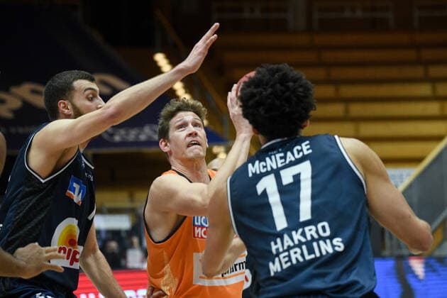 Patrick Heckmann (Ratiopharm Ulm) im Zweikampf mit Radii Caisin (HAKRO Merlins Crailsheim) und Jamuni McNeace (HAKRO Merlins Crailsheim), GER, HAKRO Merlins Crailsheim vs. Ratiopharm Ulm, 29.12.2020, 10. Spieltag easycredit Basketball Bundesliga, Spielzeit 2020 2021. GER, HAKRO Merlins Crailsheim vs. Ratiopharm Ulm, 29.12.2020, 10. Spieltag easycredit Basketball Bundesliga, Spielzeit 2020 2021 Crailsheim Copyright: xEibnerxPressefoto MichaelxMemmlerx EP_MMR