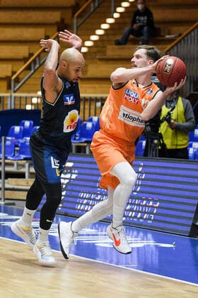 Andreas Obst (Ratiopharm Ulm) wird von Maurice Stuckey (HAKRO Merlins Crailsheim) gefoult, GER, HAKRO Merlins Crailsheim vs. Ratiopharm Ulm, 29.12.2020, 10. Spieltag easycredit Basketball Bundesliga, Spielzeit 2020 2021. GER, HAKRO Merlins Crailsheim vs. Ratiopharm Ulm, 29.12.2020, 10. Spieltag easycredit Basketball Bundesliga, Spielzeit 2020 2021 Crailsheim Copyright: xEibnerxPressefoto MichaelxMemmlerx EP_MMR