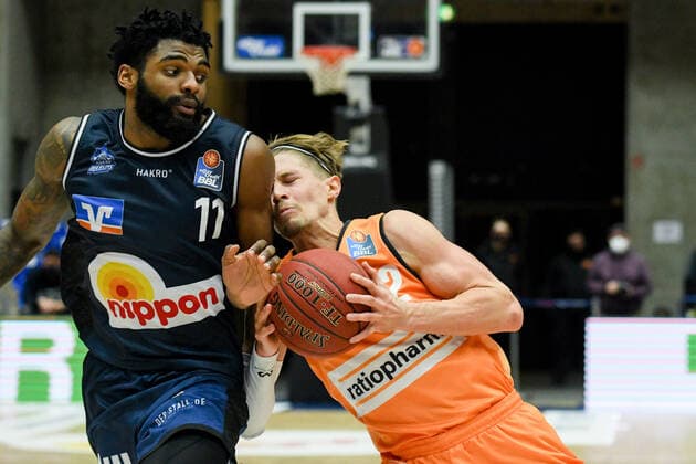 Thomas Klepeisz (Ratiopharm Ulm) im Zweikampf mit Tim Coleman (HAKRO Merlins Crailsheim), GER, HAKRO Merlins Crailsheim vs. Ratiopharm Ulm, 29.12.2020, 10. Spieltag easycredit Basketball Bundesliga, Spielzeit 2020 2021. GER, HAKRO Merlins Crailsheim vs. Ratiopharm Ulm, 29.12.2020, 10. Spieltag easycredit Basketball Bundesliga, Spielzeit 2020 2021 Crailsheim Copyright: xEibnerxPressefoto MichaelxMemmlerx EP_MMR