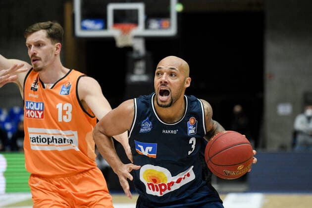 Maurice Stuckey (HAKRO Merlins Crailsheim) im Zweikampf mit Andreas Obst (Ratiopharm Ulm), GER, HAKRO Merlins Crailsheim vs. Ratiopharm Ulm, 29.12.2020, 10. Spieltag easycredit Basketball Bundesliga, Spielzeit 2020 2021. GER, HAKRO Merlins Crailsheim vs. Ratiopharm Ulm, 29.12.2020, 10. Spieltag easycredit Basketball Bundesliga, Spielzeit 2020 2021 Crailsheim Copyright: xEibnerxPressefoto MichaelxMemmlerx EP_MMR