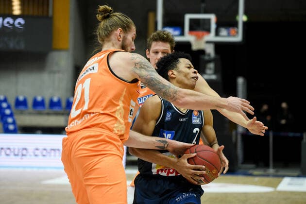 Trae Bell-Haynes (HAKRO Merlins Crailsheim) im Zweikampf mit Dylan Osetkowski (Ratiopharm Ulm), GER, HAKRO Merlins Crailsheim vs. Ratiopharm Ulm, 29.12.2020, 10. Spieltag easycredit Basketball Bundesliga, Spielzeit 2020 2021. GER, HAKRO Merlins Crailsheim vs. Ratiopharm Ulm, 29.12.2020, 10. Spieltag easycredit Basketball Bundesliga, Spielzeit 2020 2021 Crailsheim Copyright: xEibnerxPressefoto MichaelxMemmlerx EP_MMR