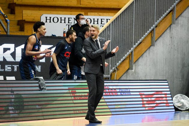 Trainer Tuomas Iisalo (HAKRO Merlins Crailsheim) motiviert sein Team, GER, HAKRO Merlins Crailsheim vs. Ratiopharm Ulm, 29.12.2020, 10. Spieltag easycredit Basketball Bundesliga, Spielzeit 2020 2021. GER, HAKRO Merlins Crailsheim vs. Ratiopharm Ulm, 29.12.2020, 10. Spieltag easycredit Basketball Bundesliga, Spielzeit 2020 2021 Crailsheim Copyright: xEibnerxPressefoto MichaelxMemmlerx EP_MMR