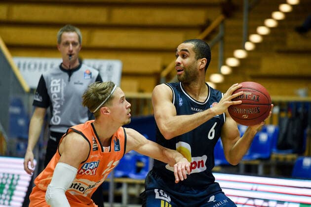 Elias Lasisi (HAKRO Merlins Crailsheim) im Zweikampf mit Thomas Klepeisz (Ratiopharm Ulm), GER, HAKRO Merlins Crailsheim vs. Ratiopharm Ulm, 29.12.2020, 10. Spieltag easycredit Basketball Bundesliga, Spielzeit 2020 2021. GER, HAKRO Merlins Crailsheim vs. Ratiopharm Ulm, 29.12.2020, 10. Spieltag easycredit Basketball Bundesliga, Spielzeit 2020 2021 Crailsheim Copyright: xEibnerxPressefoto MichaelxMemmlerx EP_MMR