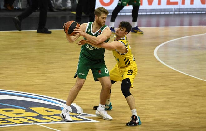 Basketball, Herren, Saison 2020 2021, EuroLeague (17. Spieltag), Alba Berlin - Zalgiris Kaunas, v.l. Thomas Walkup (Zalgiris Kaunas), Jonas Mattisseck (Alba Berlin), 29.12. 2020, Copyright: xSebastianxRäppoldx xMatthiasxKox