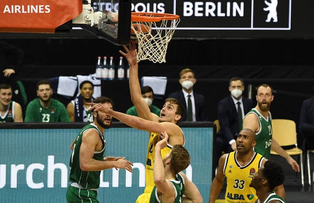 Basketball, Herren, Saison 2020 2021, EuroLeague (17. Spieltag), Alba Berlin - Zalgiris Kaunas, v.l. Joffrey Lauvergne (Zalgiris Kaunas), Tim Schneider (Alba Berlin), Thomas Walkup (Zalgiris Kaunas), Jayson Granger (Alba Berlin), 29.12. 2020, Copyright: xSebastianxRäppoldx xMatthiasxKox