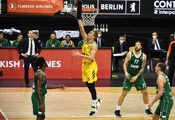 Basketball, Herren, Saison 2020 2021, EuroLeague (17. Spieltag), Alba Berlin - Zalgiris Kaunas, v.l. Nigel Hayes (Zalgiris Kaunas), Niels Giffey (Alba Berlin), Joffrey Lauvergne (Zalgiris Kaunas), Paulius Jankunas (Zalgiris Kaunas), 29.12. 2020, Copyright: xSebastianxRäppoldx xMatthiasxKox