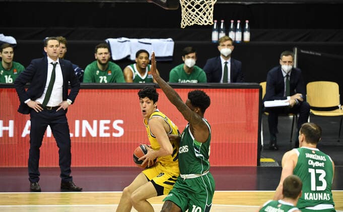 Basketball, Herren, Saison 2020 2021, EuroLeague (17. Spieltag), Alba Berlin - Zalgiris Kaunas, v.l. Trainer Martin Schiller (Zalgiris Kaunas), Simone Fontecchio (Alba Berlin), Nigel Hayes (Zalgiris Kaunas), Paulius Jankunas (Zalgiris Kaunas), 29.12. 2020, Copyright: xSebastianxRäppoldx xMatthiasxKox