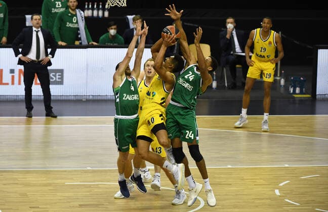Basketball, Herren, Saison 2020 2021, EuroLeague (17. Spieltag), Alba Berlin - Zalgiris Kaunas, v.l. Lukas Lekavicius (Zalgiris Kaunas), Luke Sikma (Alba Berlin), Maodo Lo (Alba Berlin), Augustine Rubit (Zalgiris Kaunas), 29.12. 2020, Copyright: xSebastianxRäppoldx xMatthiasxKox