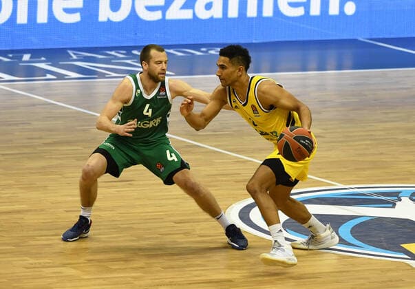 Basketball, Herren, Saison 2020 2021, EuroLeague (17. Spieltag), Alba Berlin - Zalgiris Kaunas, v.l. Lukas Lekavicius (Zalgiris Kaunas), Maodo Lo (Alba Berlin), 29.12. 2020, Copyright: xSebastianxRäppoldx xMatthiasxKox