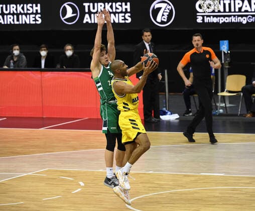 Basketball, Herren, Saison 2020 2021, EuroLeague (17. Spieltag), Alba Berlin - Zalgiris Kaunas, v.l. Rokas Jokubaitis (Zalgiris Kaunas), Jayson Granger (Alba Berlin), 29.12. 2020, Copyright: xSebastianxRäppoldx xMatthiasxKox