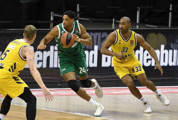 Basketball, Herren, Saison 2020 2021, EuroLeague (17. Spieltag), Alba Berlin - Zalgiris Kaunas, v.l. Niels Giffey (Alba Berlin), Augustine Rubit (Zalgiris Kaunas), Jayson Granger (Alba Berlin), 29.12. 2020, Copyright: xSebastianxRäppoldx xMatthiasxKox