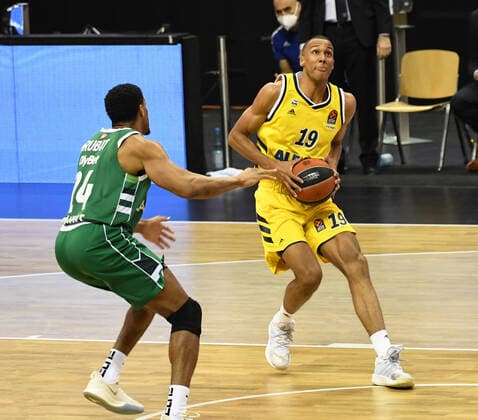 Basketball, Herren, Saison 2020 2021, EuroLeague (17. Spieltag), Alba Berlin - Zalgiris Kaunas, v.l. Augustine Rubit (Zalgiris Kaunas), Louis Olinde (Alba Berlin), 29.12. 2020, Copyright: xSebastianxRäppoldx xMatthiasxKox