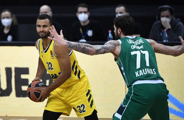 Basketball, Herren, Saison 2020 2021, EuroLeague (17. Spieltag), Alba Berlin - Zalgiris Kaunas, v.l. Johannes Thiemann (Alba Berlin), Joffrey Lauvergne (Zalgiris Kaunas), 29.12. 2020, Copyright: xSebastianxRäppoldx xMatthiasxKox