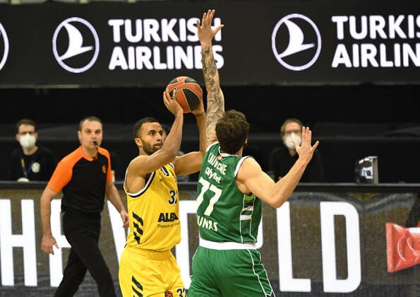 Basketball, Herren, Saison 2020 2021, EuroLeague (17. Spieltag), Alba Berlin - Zalgiris Kaunas, v.l. Johannes Thiemann (Alba Berlin), Joffrey Lauvergne (Zalgiris Kaunas), 29.12. 2020, Copyright: xSebastianxRäppoldx xMatthiasxKox