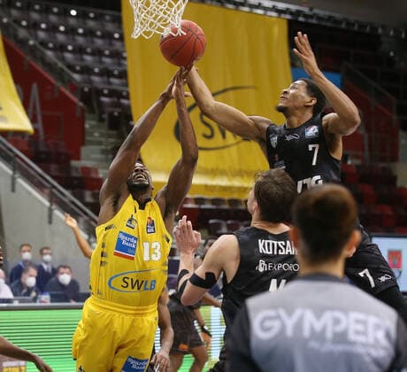 V.li. Yorman Polas Bartolo (Riesen) , Kameron Taylor (Hamburg=). MHP Riesen Ludwigsburg vs.Hamburg Towers . Basketball-Bundesliga 2020-2021. Ludwigsburg , GER, 29.12.2020,