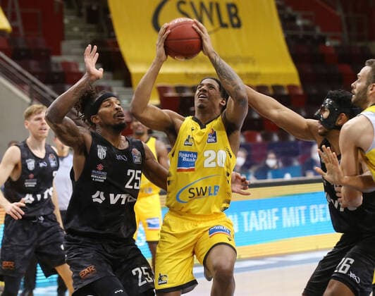 V.li. Terry Allen (Hamburg), Desi Rodriguez (Riesen) . MHP Riesen Ludwigsburg vs.Hamburg Towers . Basketball-Bundesliga 2020-2021. Ludwigsburg , GER, 29.12.2020,